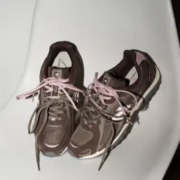 New Balance 204L brown