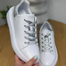 Кросівки GUESS білі зі сріблястими акцентами, розмір 40