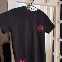Футболка Chrome Hearts черная с розовым принтом