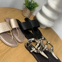 Босоніжки, шльопанці та в'єтнамки GUESS