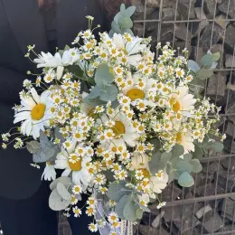 Букет из танацетума и эвкалипта