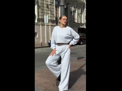 Трикотажный костюм-двойка: укороченный свитшот и брюки палаццо