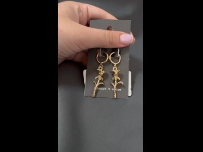 Сережки URBAN OUTFITTERS з підвісками у вигляді троянд