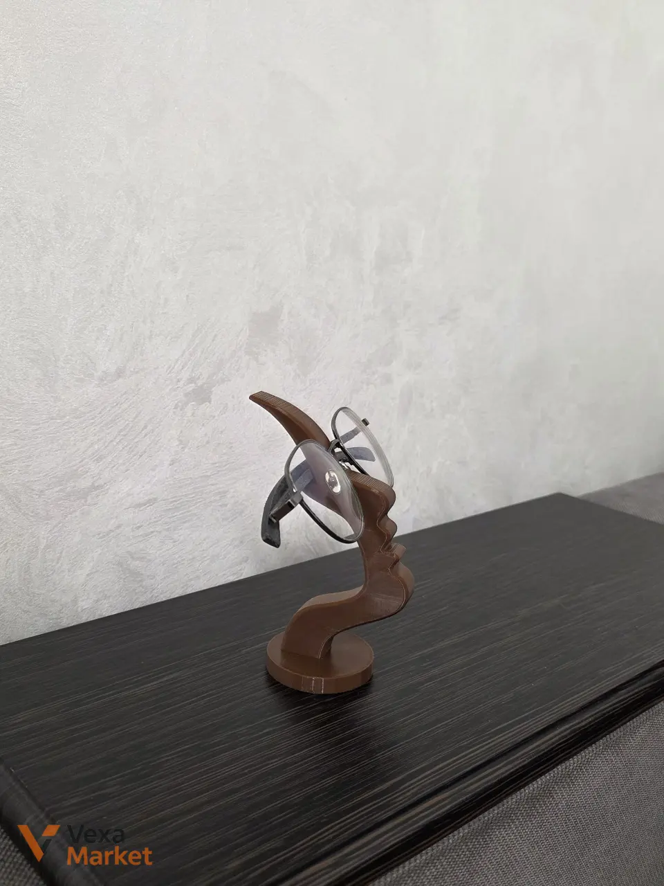 3D-печатная подставка для очков в форме абстрактного профиля лица — фото 3