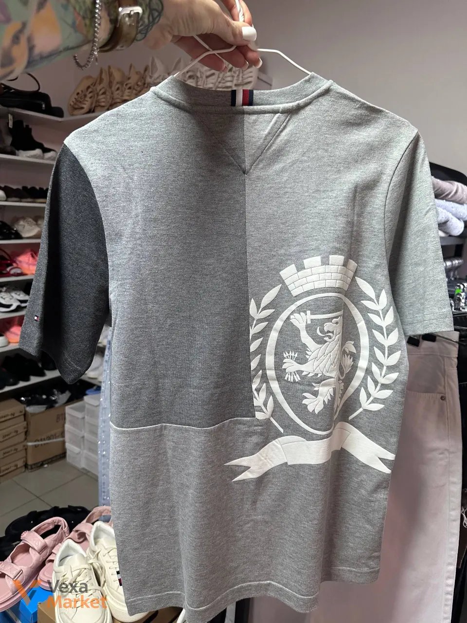 Мужская футболка Tommy Hilfiger из органического хлопка с вышивкой и принтами — фото 2