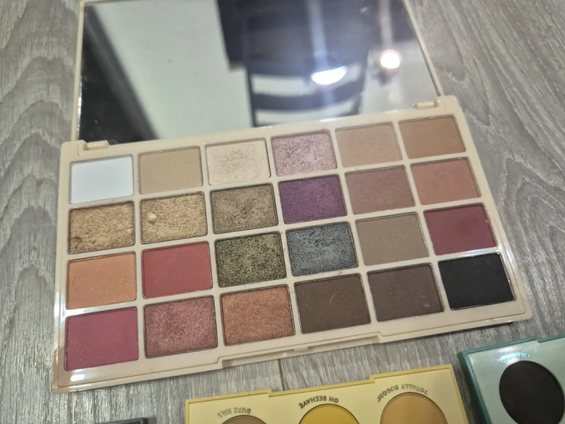 Палетка тіней Makeup Revolution Soph Х — фото 3