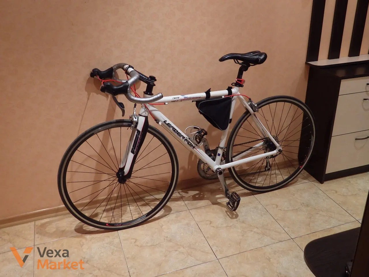 Шосейний велосипед LeaderFox Runner 700C, карбонова вилка Focus, Shimano Tiagra