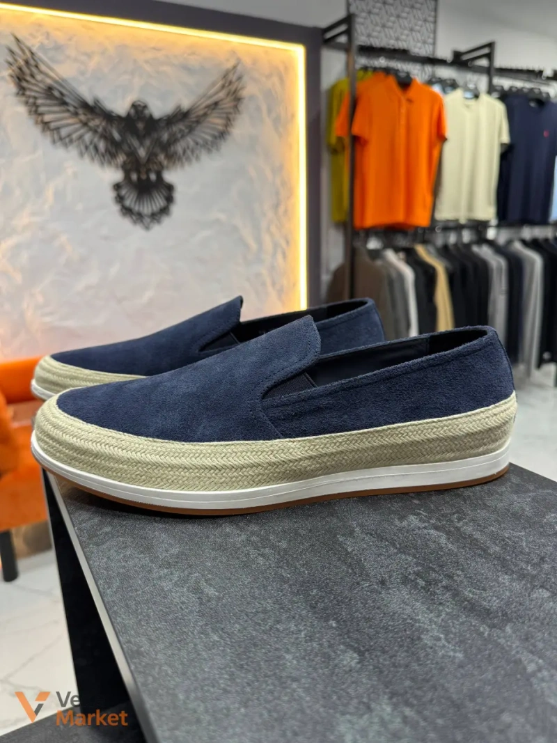 Сорочка Brunello Cucinelli, шорти Armani, взуття Prada — фото 3