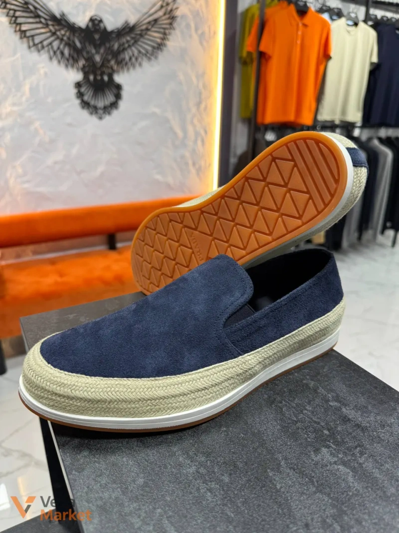 Сорочка Brunello Cucinelli, шорти Armani, взуття Prada — фото 4