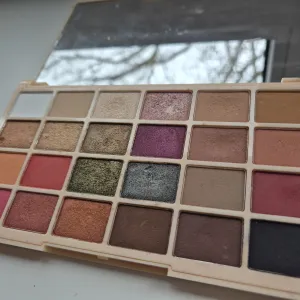 Палетка тіней Makeup Revolution Soph Х