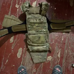 Плитоноска Protec AVS та шолом Fast Ukrainian Defence