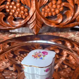 Шкатулка фарфоровая с цветочным узором