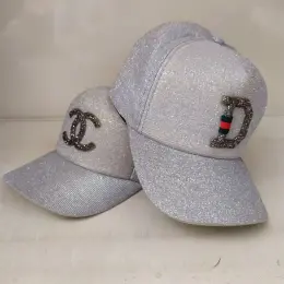 Кепки с декором "CC" и "D"