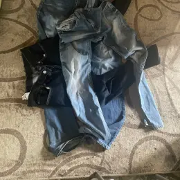 3 пары джинсов