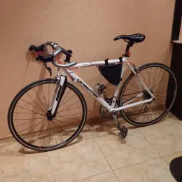 Шосейний велосипед LeaderFox Runner 700C, карбонова вилка Focus, Shimano Tiagra