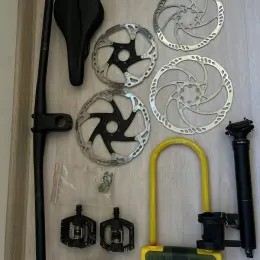 Велосипедні компоненти: ротори Shimano та Magura, винос Industry Nine, сідло Specialized, педалі Crank Brothers та ін.