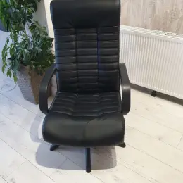 Крісло офісне чорне