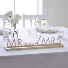 Ginger Ray Mrs Wedding - золота металева весільна табличка 42,5 × 7,5 см