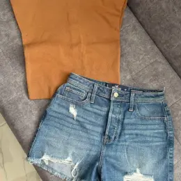 Набір: джинсові шорти Hollister та топ Zara на розмір S