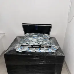 Скляний дизайнерський стіл + декоративний кейс з муляжами доларових купюр