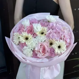 Букет из гортензии, гербер, эустомы, роз и гвоздик