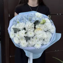 Композиція з троянд, еустоми та гортензії
