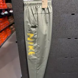 Легенькі штани Nike
