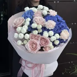 Букет из гортензии, роз и гвоздик