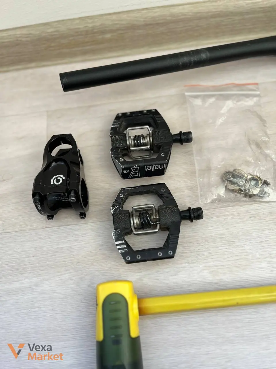 Велосипедні компоненти: ротори Shimano та Magura, винос Industry Nine, сідло Specialized, педалі Crank Brothers та ін. — фото 4