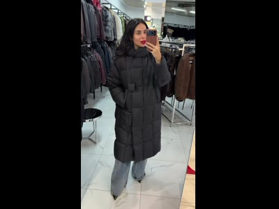 Пуховик женский прямого кроя с капюшоном
