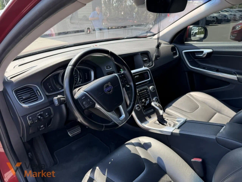 Volvo S60 2014 Бензин 2.5л Автомат Полный привод Красный — фото 6
