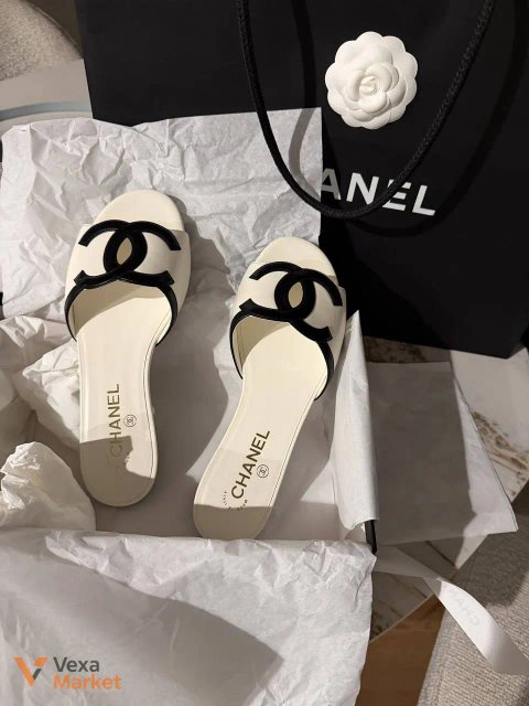 Chanel Шльопанці жіночі білі з чорним логотипом