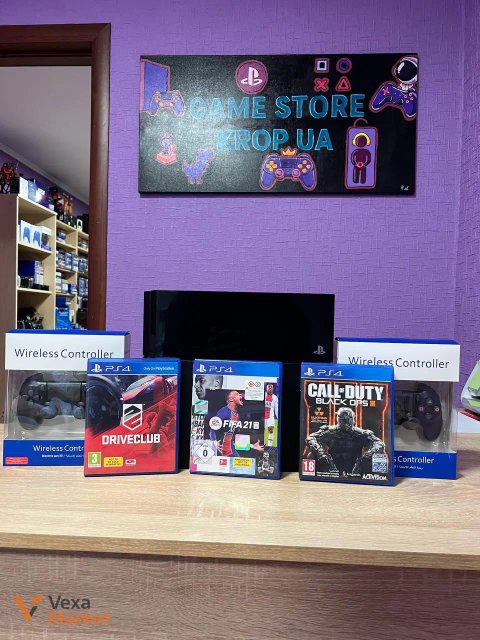Игровая приставка PlayStation 4 с комплектом игр и контроллеров