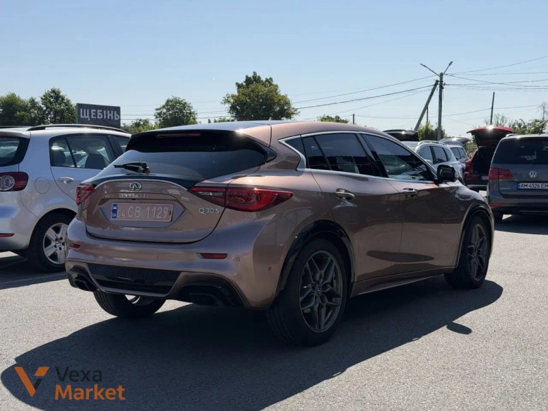 Infiniti Q30 2016 Коричневий — фото 3