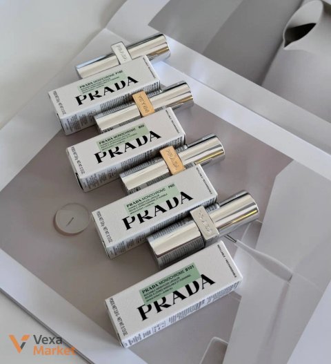 Помада Prada Monochrome