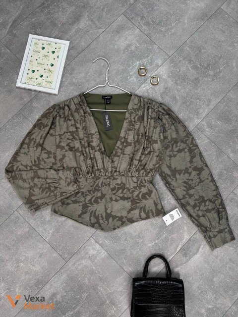 Приваблива блуза з декольте Boohoo сіро-оливкового кольору, розмір UK 18 / 52