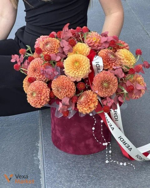 Розкішна композиція з троянд, жоржин та астрації