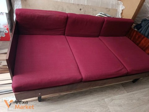 Софа бордова в хорошому стані з подушками