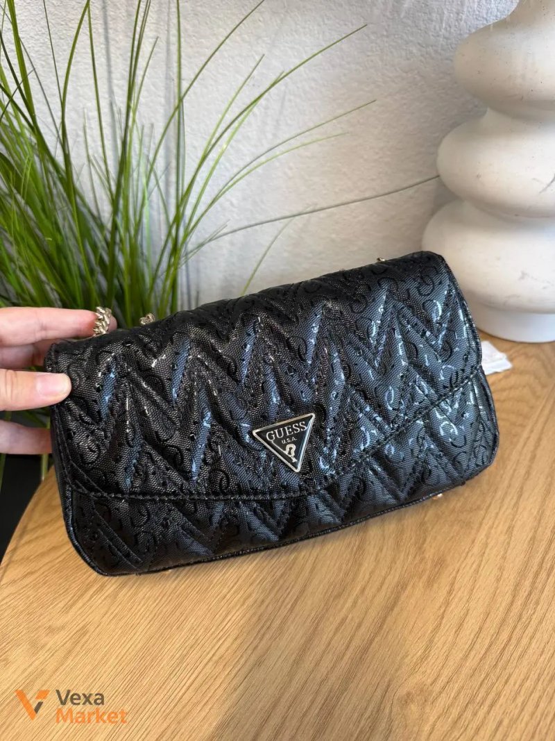 Стьобана сумочка GUESS з золотим ланцюжком — фото 3