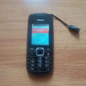 Nokia 1661-2 + 2 оригінальні зарядні Nokia і подарунок, робочий телефон