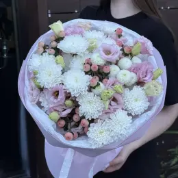 Букет з гіперікуму, еустоми та хризантем