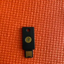 Апаратний ключ безпеки YubiKey 5 NFC