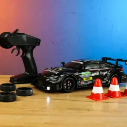 Машинка на радіокеруванні 1:16 4WD з протиударним корпусом та додатковими колесами