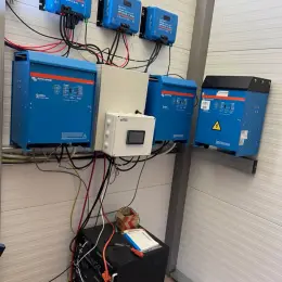 Комплект Victron Energy + Pylontech: инверторы Quattro, аккумуляторы US5000, контроллеры SmartSolar