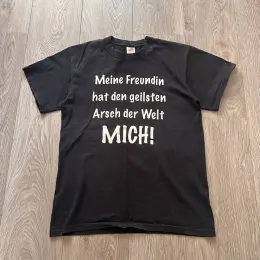 Футболка с надписью "Meine Freundin hat den geilsten Arsch der Welt MICH!"
