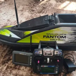 Прикормочный кораблик Fortuna FANTOM с эхолотом Toslon TF300