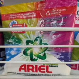 Кисневий плямовивідник Ariel Color, 150 г, Італія