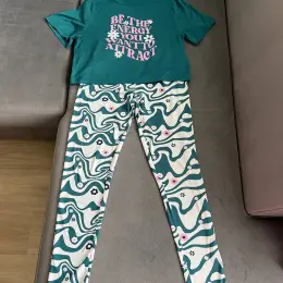 Костюм Primark футболка та штани зелений принт розмір S