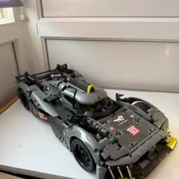 Зібрані конструктори Technic Peugeot 9x8, Ferrari 488 GTE та інші