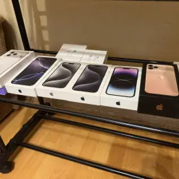 Смартфони Apple iPhone (різні моделі)